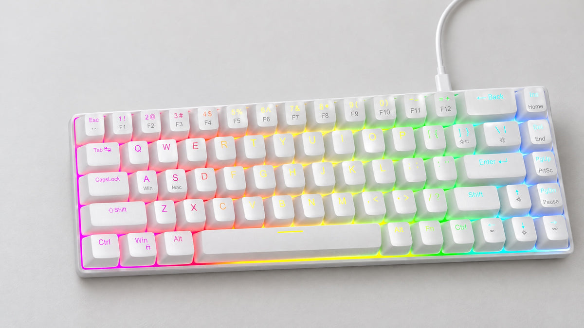 MageGee MKBOX-RT ホワイトのキーボードを置いたデスクのイメージ